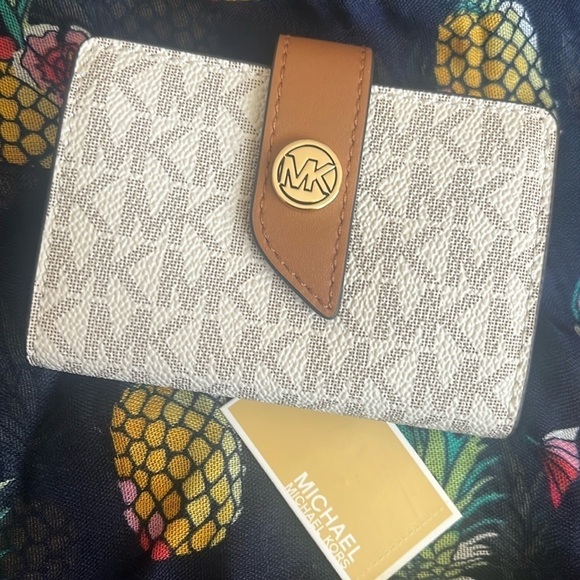 Brand New Michael Kors Vanilla Acorn Small Tab Card Case Holder Snap Close - Picture 14 of 15